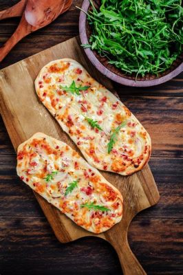  Tarte Flambée:  Một Sự Hoà Quyện Của Vị Bùi Ngậy Của Phô Mai Và Crust Giòn Rụm Ngon Đến Đỗi!